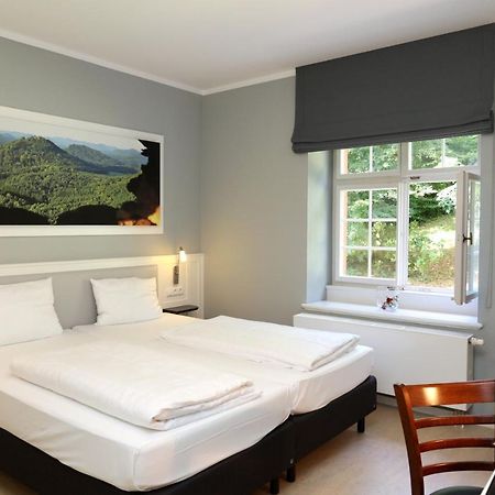 Jugendstilhotel Trifels อันไวเลอร์ อัม ทริเฟลส์ ภายนอก รูปภาพ