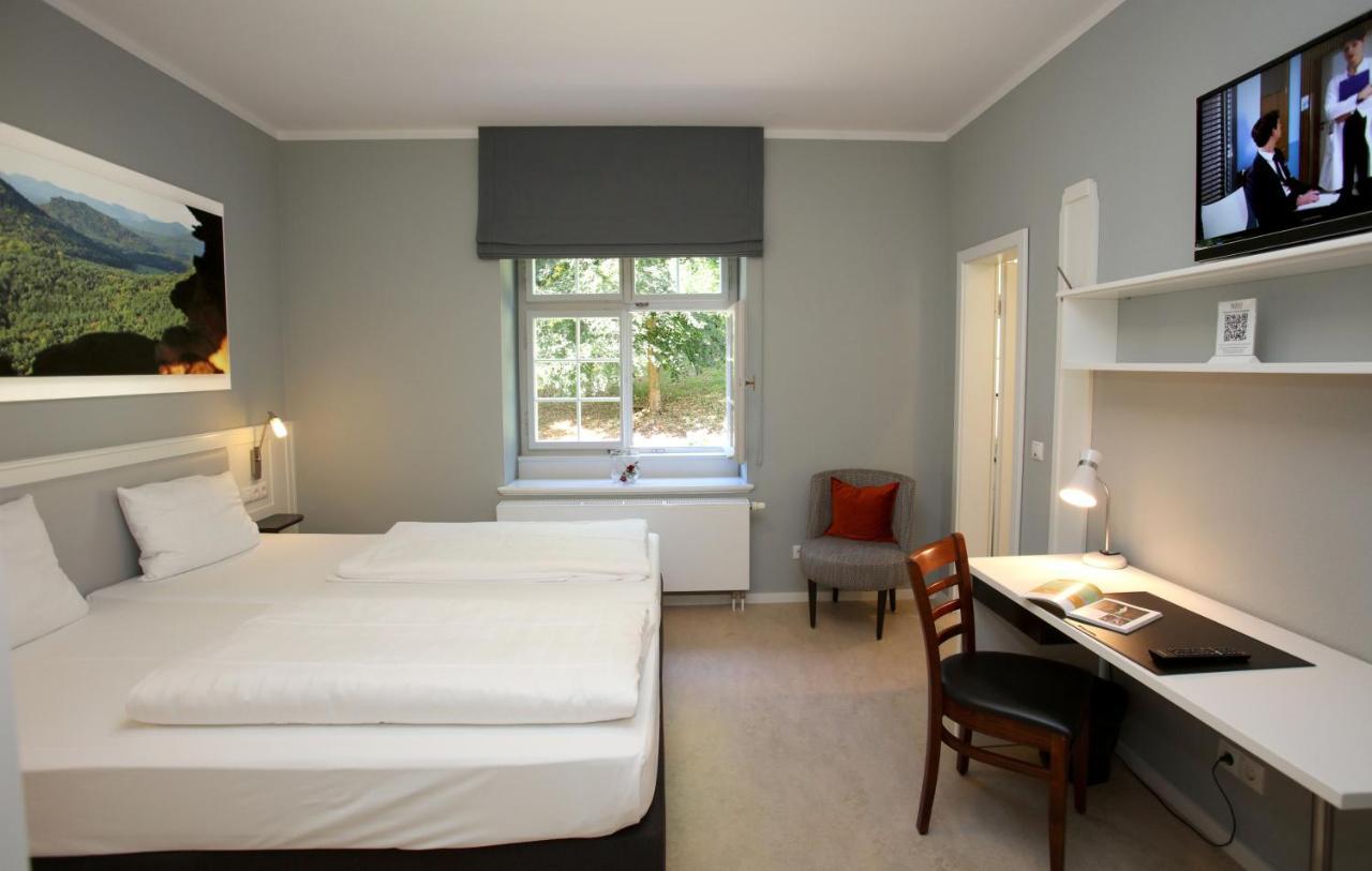 Jugendstilhotel Trifels อันไวเลอร์ อัม ทริเฟลส์ ภายนอก รูปภาพ