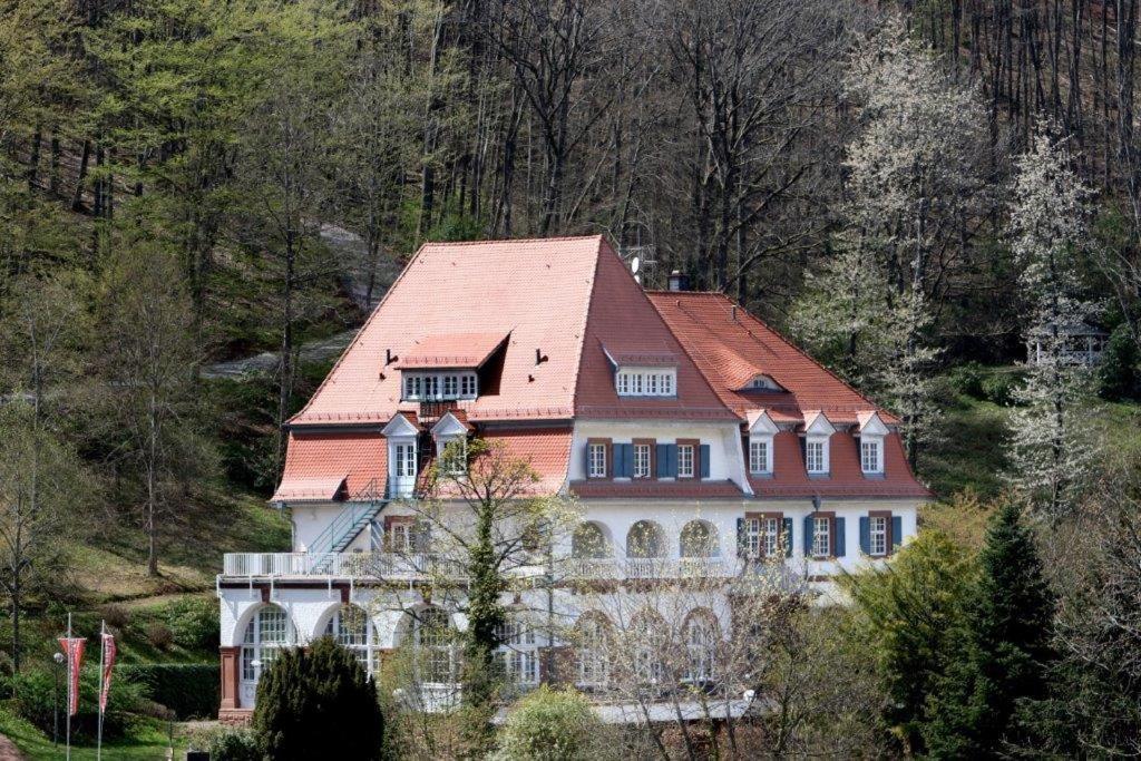 Jugendstilhotel Trifels อันไวเลอร์ อัม ทริเฟลส์ ภายนอก รูปภาพ
