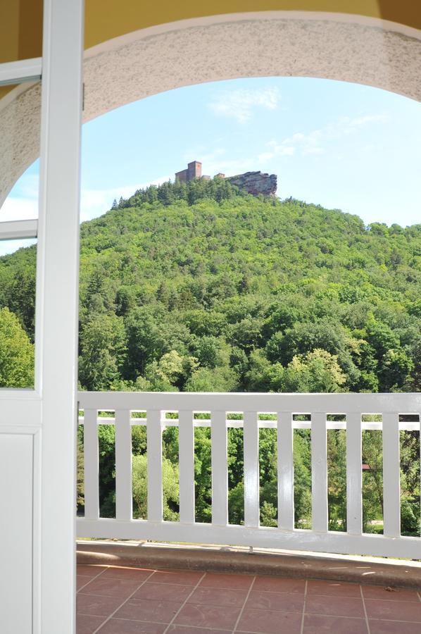 Jugendstilhotel Trifels อันไวเลอร์ อัม ทริเฟลส์ ภายนอก รูปภาพ