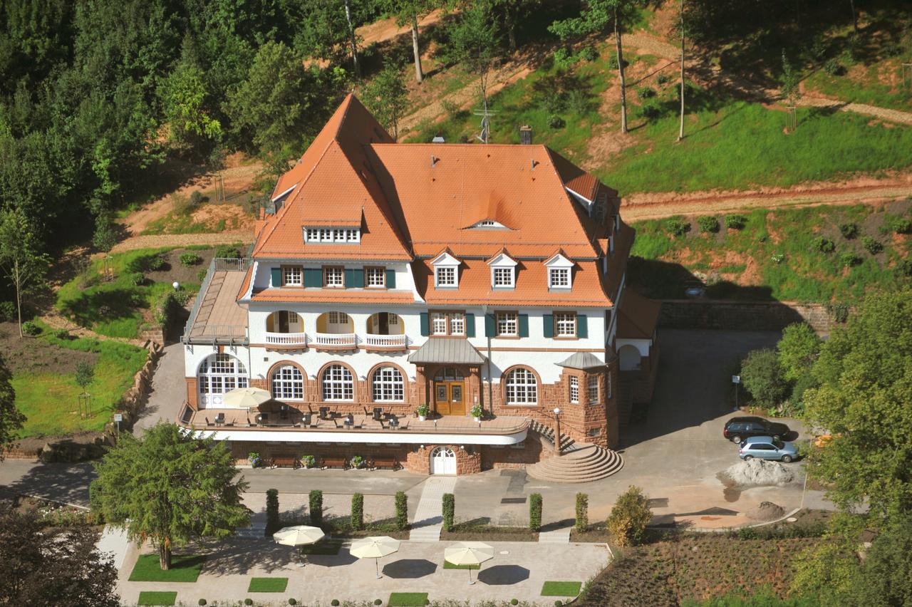 Jugendstilhotel Trifels อันไวเลอร์ อัม ทริเฟลส์ ภายนอก รูปภาพ