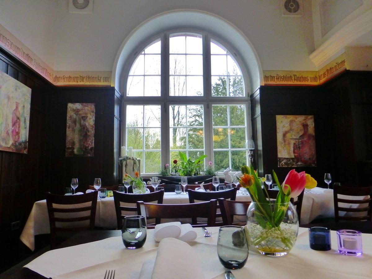 Jugendstilhotel Trifels อันไวเลอร์ อัม ทริเฟลส์ ภายนอก รูปภาพ